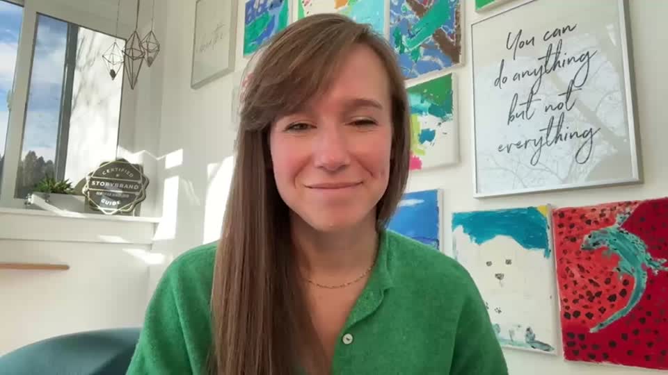 Still image out of testimonial from Amy Kendall