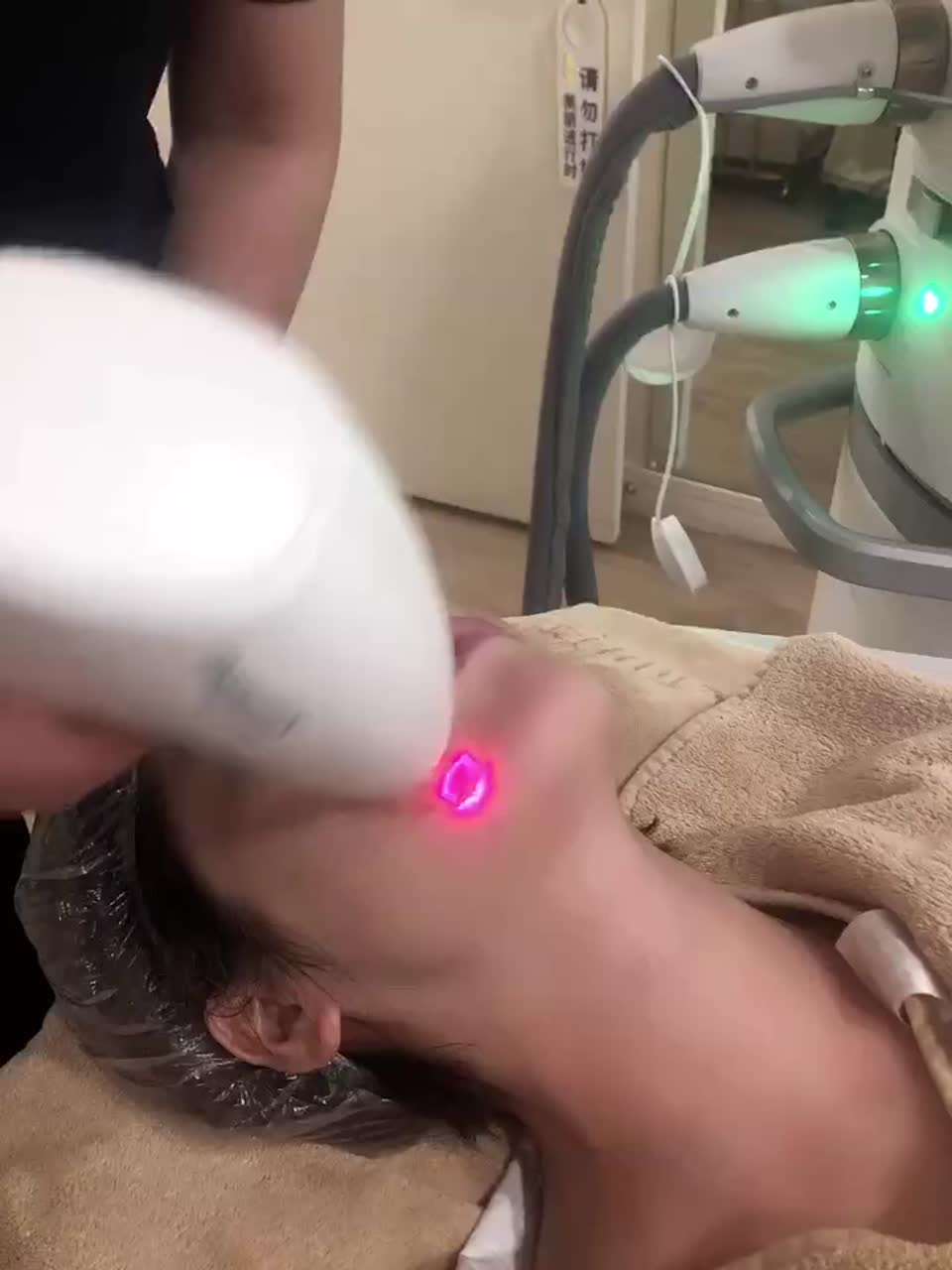 Still image out of testimonial from Chloe